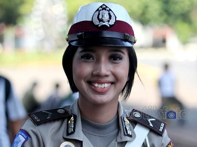 Polwan Cantik Pantau Demo BBM