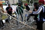 Pendemo Terobos Kawat Berduri DPR