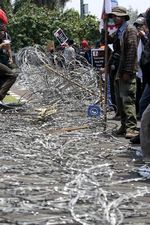 Pendemo Terobos Kawat Berduri DPR