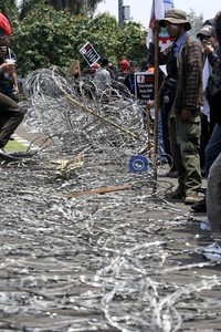 Setelah berhasil melewati kawat berduri, para pendemo berorasi di depan gerbang gedung DPR, Jakarta. Ramses/detikcom.
