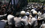 Pendemo Terobos Kawat Berduri DPR