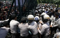 Para pendemo berusaha merangsek masuk ke gedung DPR. Ramses/detikcom.