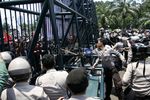 Pendemo Terobos Kawat Berduri DPR