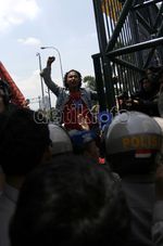 Pendemo Terobos Kawat Berduri DPR