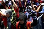 Pendemo Terobos Kawat Berduri DPR