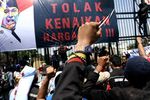 Pendemo Terobos Kawat Berduri DPR