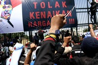 Para pendemo juga memasang spanduk yang berisi penolakan kenaikan harga BBM di pagar gedung DPR. Ramses/detikcom.