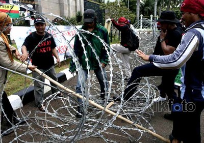 Pendemo Terobos Kawat Berduri DPR