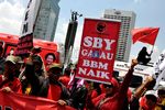 Massa Anti Kenaikan BBM Tumplek di Bundaran HI