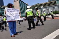 Dalam aksinya para pendemo dijaga ketat oleh aparat kepolisian.