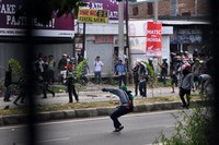 Mahasiswa melempari polisi yang bertahan di dalam halaman kantor Gubernur Sulsel.