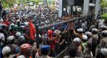 Aksi Tolak Kenaikan BBM di Makassar Ricuh