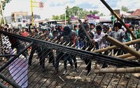 Mahasiswa merusak pagar kantor gubernur Sulsel yang sedang masih direnovasi.
