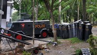 Mobil watercanon polisi menghalau gempuran batu mahasiswa.