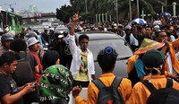 Akibat pemblokiran ini, kemacetan panjang sempat terjadi di sepanjang Gatot Subroto mengarah Grogol.