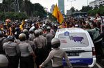 Mahasiswa Sempat Blokir Jalan di Depan DPR