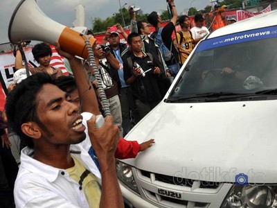 Mahasiswa Sempat Blokir Jalan di Depan DPR