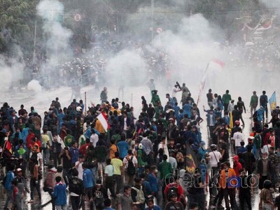 Mahasiswa - Polisi Saling Serang di Gambir
