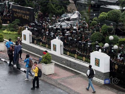Polisi-Mahasiswa Bentrok, Tentara Diam Saja