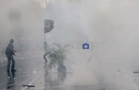 Untuk membubarkan demonstran, polisi menembakan gas air mata.