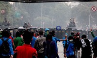 Polisi dan demonstran sama-sama siaga.