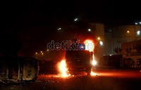 Salah satu kendaraan watercanon (penyemprot air kepada massa) yang dibakar warga. Pasca kerusuhan ini, Foke memecat Kepala Satpol PP Haryanto Bajuri.   (Foto: detik/Andi Saputra).