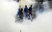 Demonstran dikepung gas air mata.