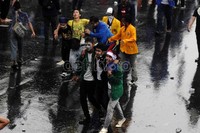 Mahasiswa mengevakuasi rekan-rekan mereka yang terluka.