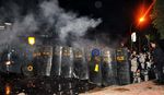 Polisi vs Demonstran, Bentrok Hingga Malam