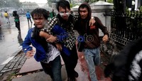 Seorang mahasiswa terkena gas air mata.