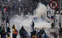 Gas air mata diumbar untuk memukul mundur mahasiswa yang sedang berdemo menolak kenaikan harga BBM.
