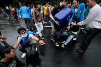 Mahasiswa merem melek menahan perih saat dihujani gas air mata oleh polisi.