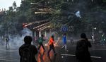 Gas Air Mata vs Bom Molotov di Gambir
