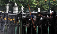 Polisi menembakan gas air mata. (Foto: Fikri Hidayat/detikFoto)