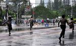 Gas Air Mata vs Bom Molotov di Gambir