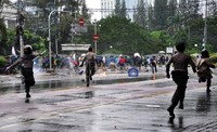 Pendemo akhirnya berhasil dibubarkan. (Foto: Fikri Hidayat/detikFoto)