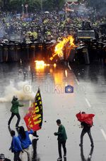 Gas Air Mata vs Bom Molotov di Gambir