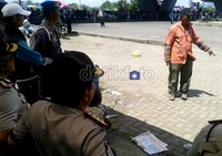 Espana Ikbal berorasi di depan Kapolrestabes Makassar, Kombes Erwin Triwanto, di dekat pos polisi lalu lintas AP Pettarani.