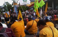 Unjuk rasa ini dilakukan di depan SPBU 61.751.01 milik Pertamina, di Jl Kesuma Bangsa, Selasa (27/3). Robert/detikcom.