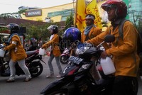 Sebelumnya para mahasiswa melakukan longmarch sambil mendorong sepeda motor menuju SPBU. Robert/detikcom.