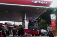 Polisi menjaga ketat SPBU dan aksi tersebut. Robert/detikcom.