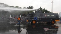 Mahasiswa menyerang mobil watercanon polisi.