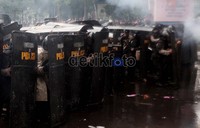 Polisi siaga dengan tameng.