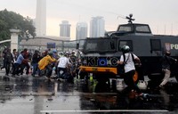 Tampak seorang demonstran diamankan.