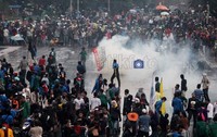 Para mahasiswa turun ke jalan menolak rencana kenaikan harga BBM.