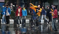 Mahasiswa melempari polisi dengan batu.