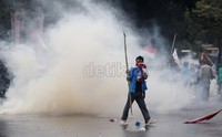 Polisi juga menembakan gas air mata.