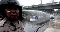 Sebuah mobil Xenia berwarna silver bernopol L 1653 PO terjebak dalam bentrokan.