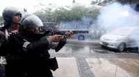 Body mobil tersebut penyok-penyok karena menjadi bulan-bulanan massa.