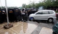 Mobil tersebut akhirnya berhasil dievakuasi.